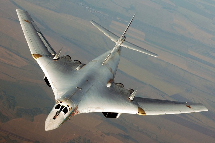 Tu-160 Blackjack có thể mang theo bom oanh tạc, tên lửa hành trình hạng nặng